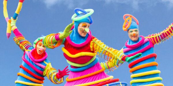 Colourful-Walkabout-Act-Stilt-Walkers