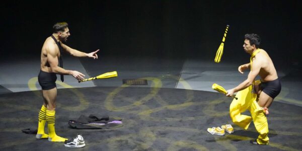 Duo-Brothers-Juggling-Act-corporate-events