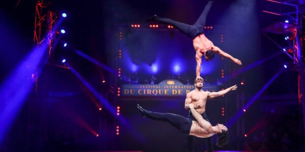 Duo-Brothers-Juggling-Act-public-events