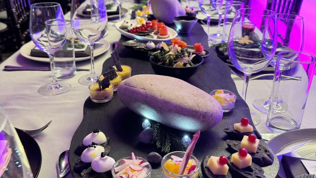 A gala dinner table with stones and sustainable materials