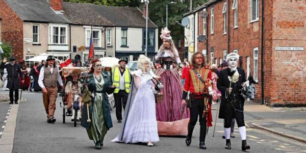 Steampunk-Stilt-Walker-street-theatre