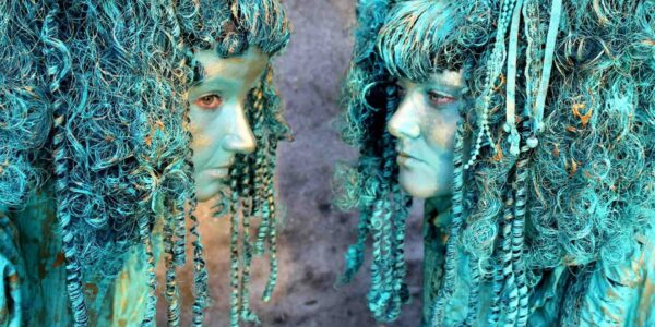 Turquoise-and-Gold-Living-Statues-Gala-Dinners