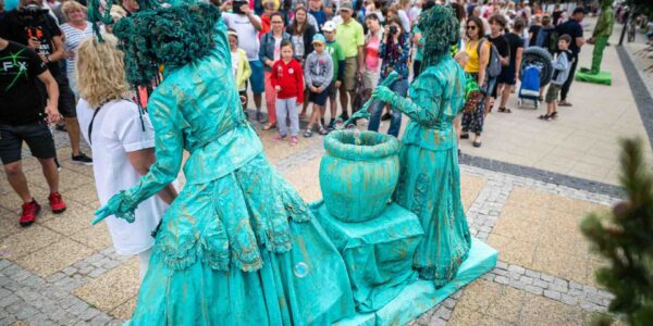 Turquoise-and-Gold-Living-Statues-Outdoor-Events