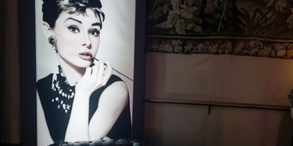 Hollywood-Themed Event Portrait Décor
