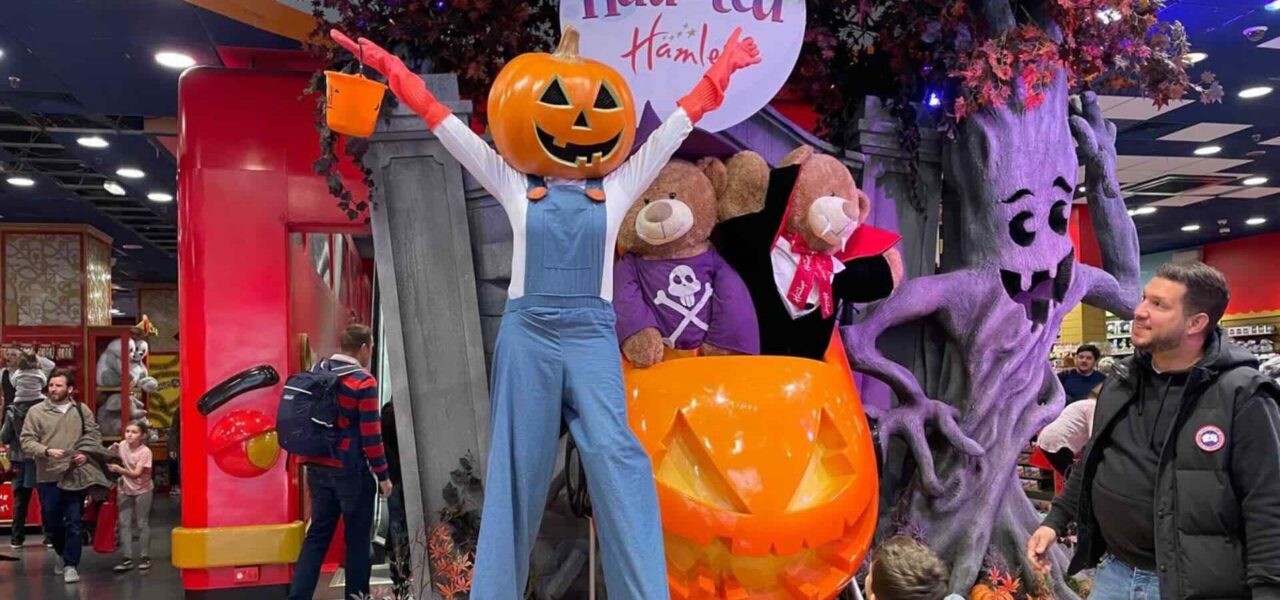 Halloween-Shopping-Centre-Activation-Entertainer-Hamleys