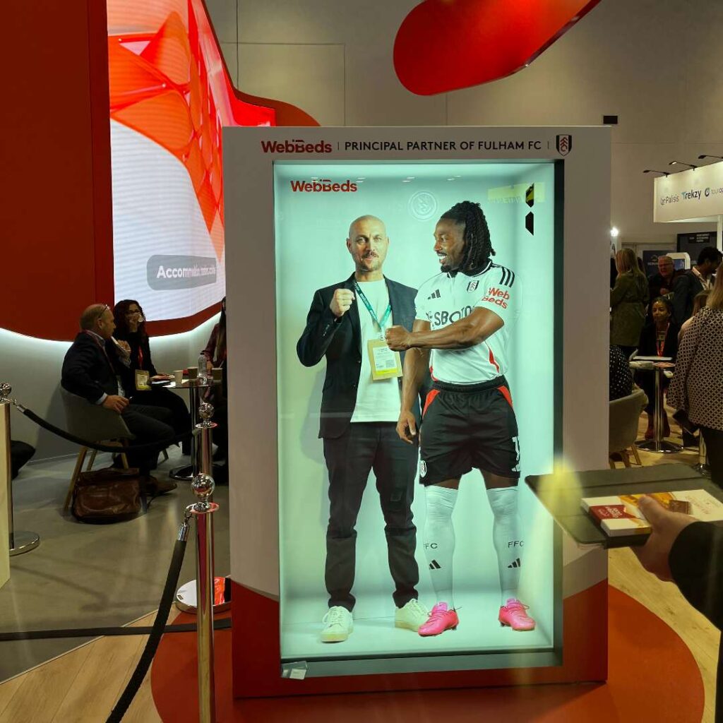 The hologram box projects your customers live into the space with their favourite idols.