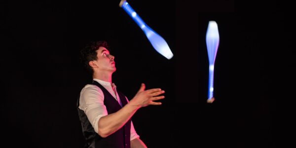 LED-Circus-Acts-juggling