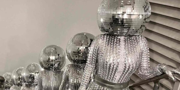 Mirror-Costume-Acts-Walkabout-Entertainment