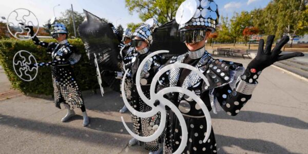 Mystic-Mirror-Walkabout-Act-festivals