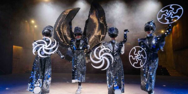 Mystic-Mirror-Walkabout-Act-street-theatre