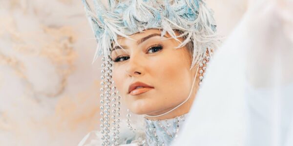 Meet-and-Greet-Ice-Queens-Christmas-walkabout