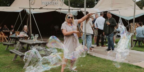 Walkabout-Bubbleologist-Company-Fun-Days