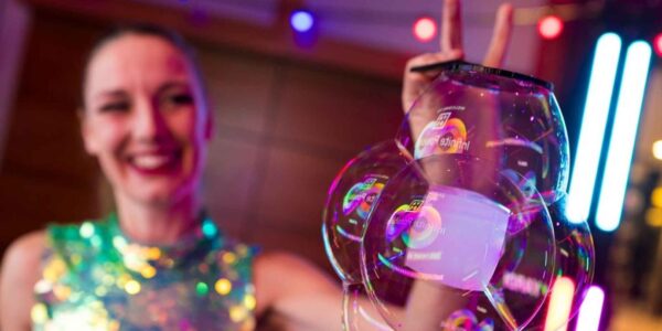 Walkabout-Bubbleologist-Fami;y-Fun-Days