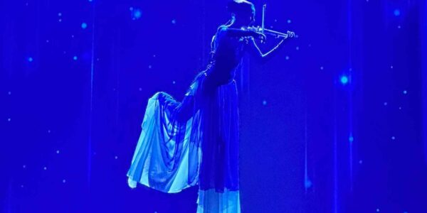 Aerial-Violinist-Christmas-Events