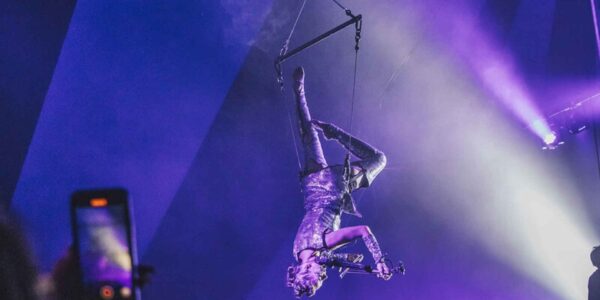 Aerial-Violinist-Gala-Dinners