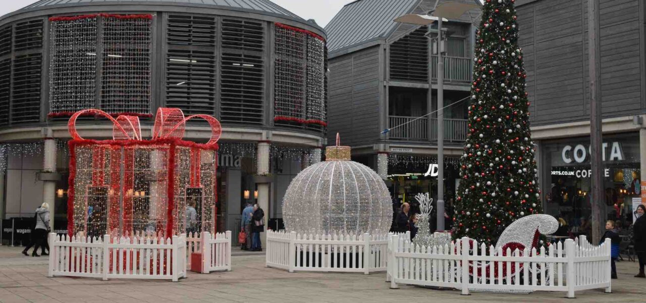 A series of Christmas-themed displays, from gift boxes to decorated trees, were installed at the shopping centre to enhance its retail activation campaign