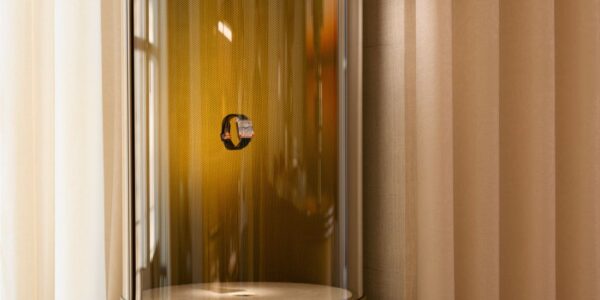 Levitating-Watch-Display
