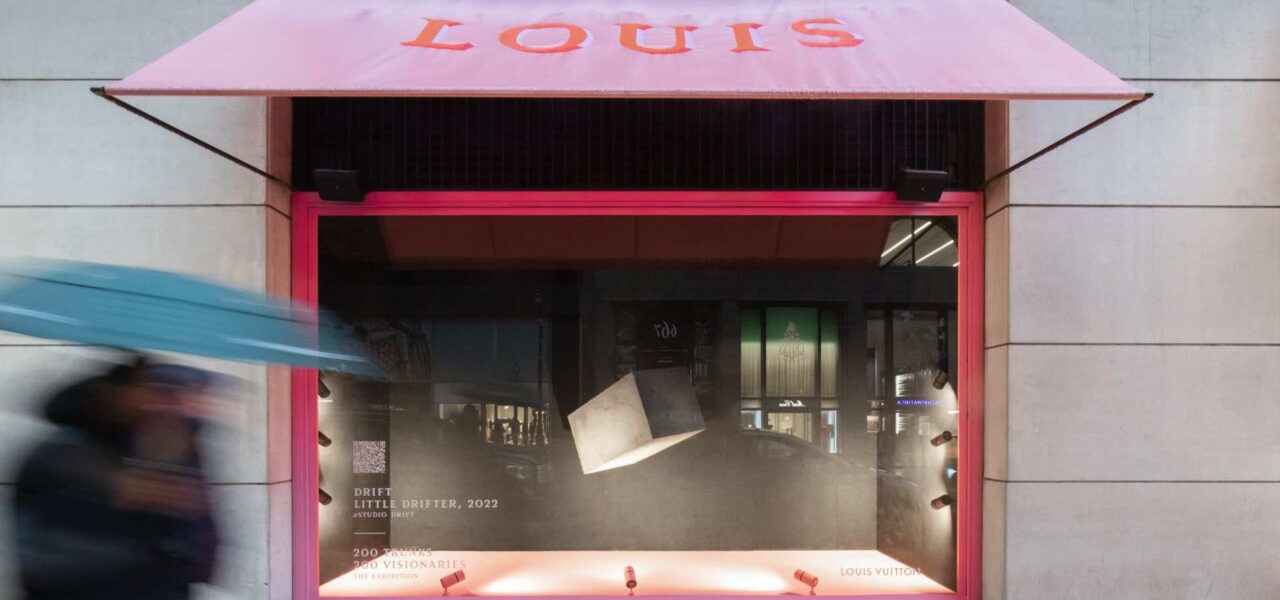 Levitating product showcase in the LOUIS retail window.
