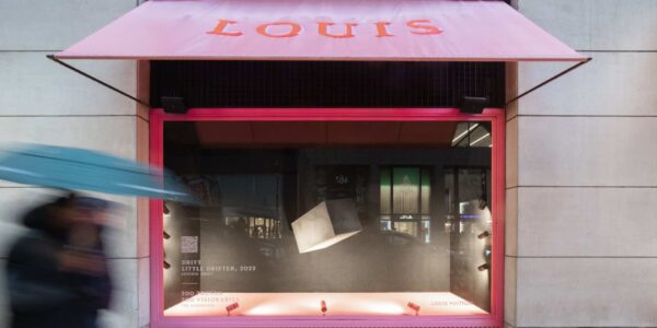 Levitating product showcase in the LOUIS retail window.