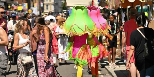 Living-Lampshade-Performers