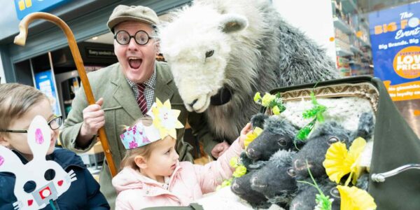Sheep-and-Farmer-Walkabout-Act-Family-Fun-Days