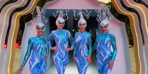 Crystal-Chandelier-Canapé-Hostesses-Luxury