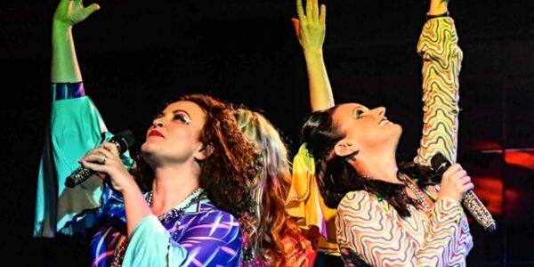 Sun-Soaked-Movie-Themed-Stage-Show-Singers