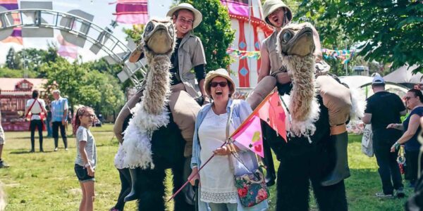 ostrich-walkabout-performer-family-friendly-walkabout-entertainment