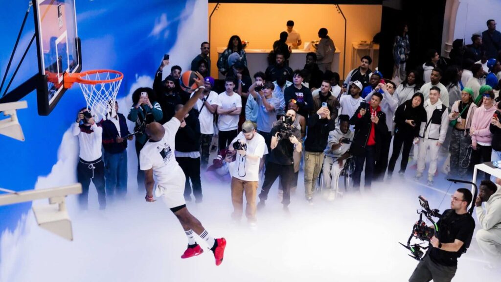 A corporate dunk performer at a gala dinner.