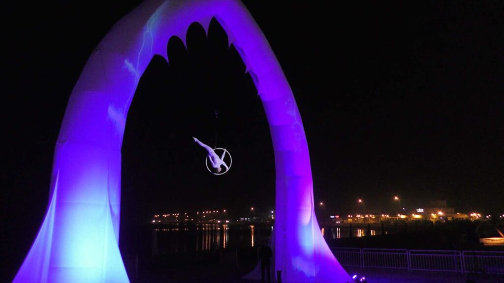 A freestanding light-up archway for a stand-out brand moment.