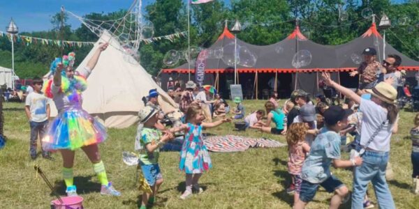 Colourful-Bubble-Performer-Family-Fun-Day-Outdoors