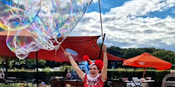 Colourful-Bubble-Performer-Family-Fun-Days