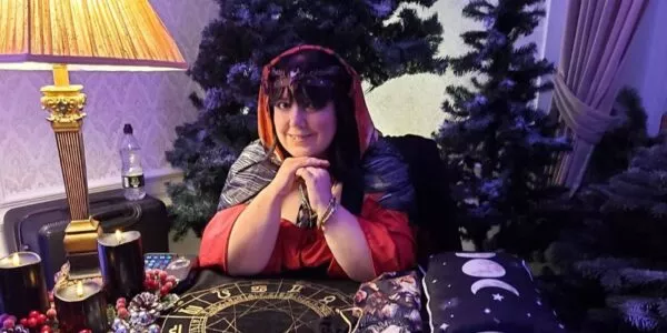 Gypsy-Tarot-Reader