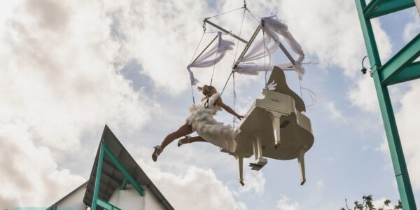 Live-Aerial-Piano-Performer