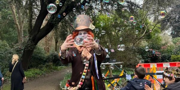 Mad-Hatter-Bubble-Juggler-Festivals