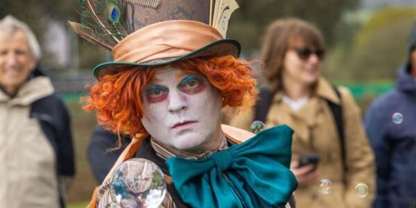 Mad-Hatter-Bubble-Juggler-Walkabout-Entertainment