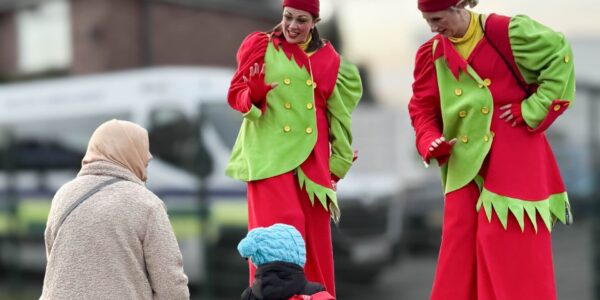 Comedy-Stilt-Walking-Elves-Meet-and-Greet