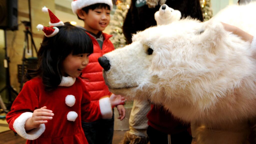 Kids making memorable experiences with a dummy polar bear at an Christmas event