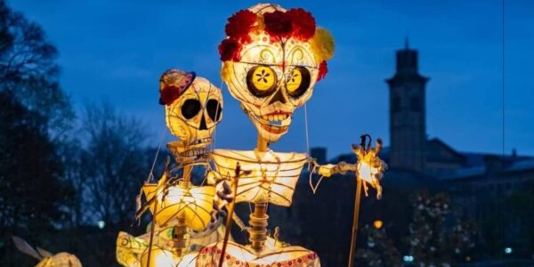 Walkabout-Skeleton-Puppet-Entertainers-Halloween