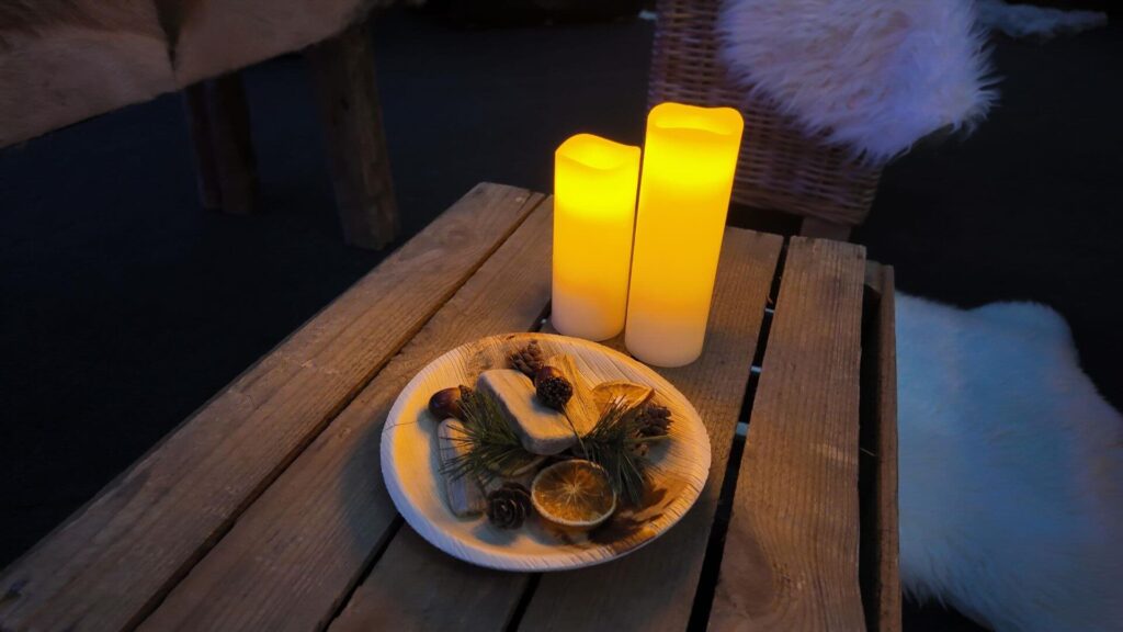Candlelight and dried Christmas table details at an Alpine Lodge themed event