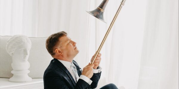 Oversized-Trumpet-Act