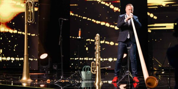 Oversized-Trumpet-Act-Gala-Dinners