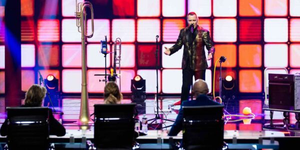 Oversized-Trumpet-Act-Stage-Shows