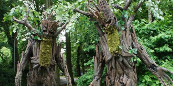 Stilt-Walking-Tree-Family-Fun-Days