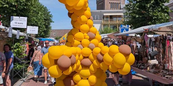 Balloon-Animal-Walkabout-Giraffe-Street-Markets