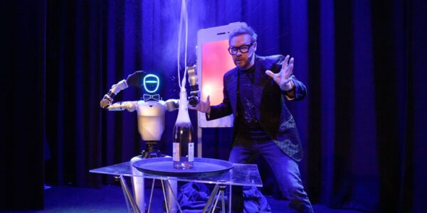 Humanoid-Robot-Magician