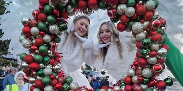 angel-stilt-walkers-christmas-wreath