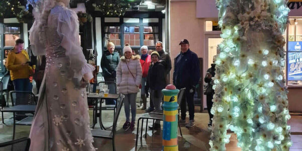 christmas-stilt-walkers-town-centre