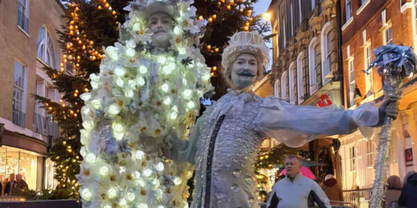 winter-themed-stilt-walkers-christmas-tree
