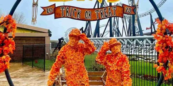 Autumn-Leaf-Men-Theme-Park-Halloween-Walkabout